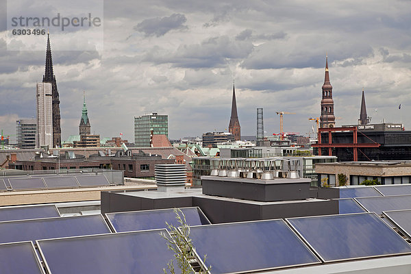 Stadtansicht und Solaranlagen über den Dächern  Freie und Hansestadt Hamburg  Deutschland  Europa
