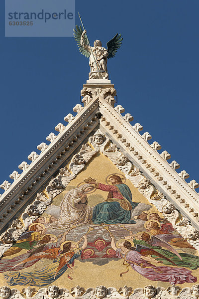 Giebel der Fassade der Kathedrale  Dom von Siena  Duomo di Siena  mit Mosaik  von der Krönung der Jungfrau Maria von Luigi Mussini  Toskana  Italien  Europa