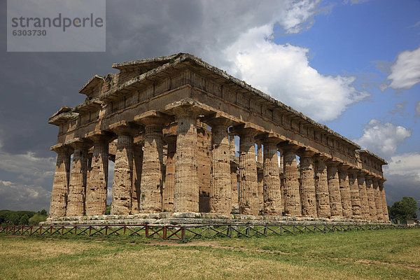 Das Athenaion  Cerestempel oder Athenetempel in Paestum  Kampanien  Italien  Europa