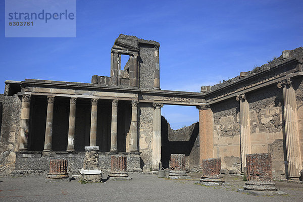 Die Basilika  Sitz des Gerichtshofes  Pompeji  Kampanien  Italien  Europa