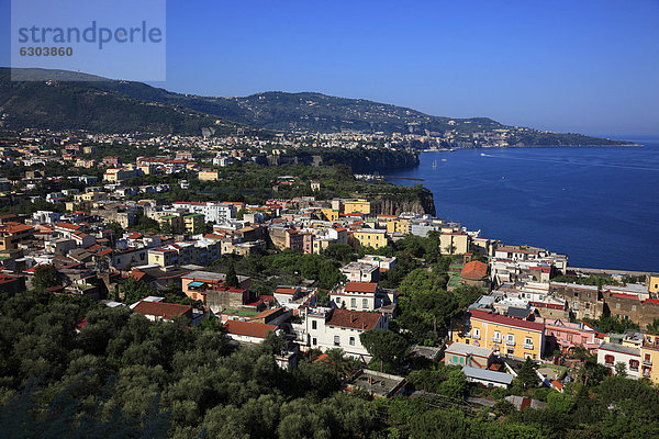 Blick über die Bucht der Penisola Sorrentina mit den Orten Meta  vorne  und Sorrent  Kampanien  Italien  Europa
