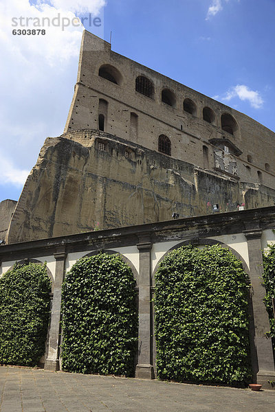 Blick von der Certosa di San Martino auf das Castell Sant' Elmo  auf dem Vomero oberhalb von Neapel  Kampanien  Italien  Europa