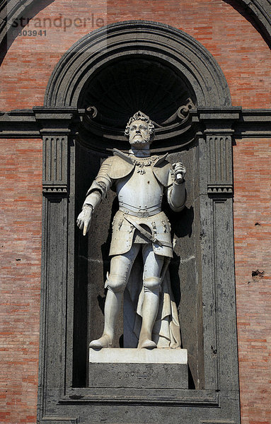 Statue von Carlo V. Palazzo Reale  Palast der Vizekönige  an der Piazza del Plebescito  Neapel  Kampanien  Italien  Europa