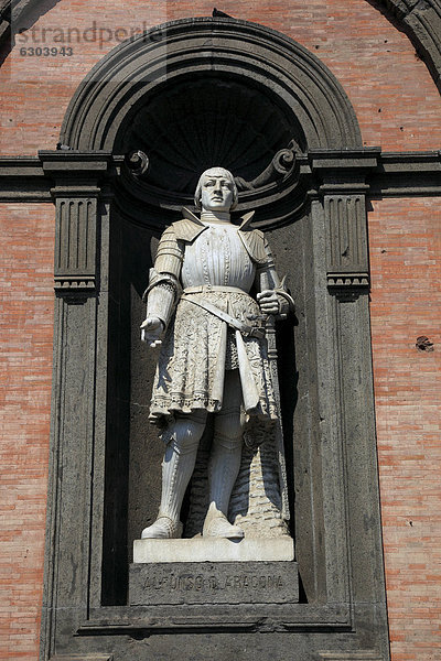 Statue von Alfonso di Aragona am Palazzo Reale  Palast der Vizekönige  an der Piazza del Plebescito  Neapel  Kampanien  Italien  Europa