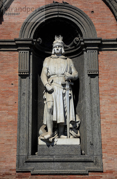 Statue von Frederico II. di Svevia am Palazzo Reale  Palast der Vizekönige  an der Piazza del Plebescito  Neapel  Kampanien  Italien  Europa