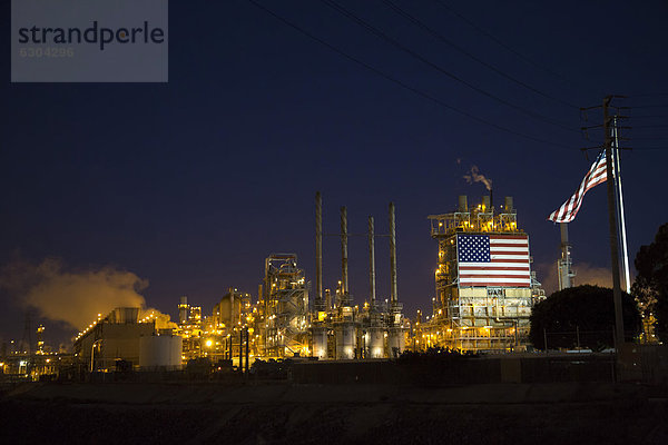 Eine von BP betriebene Ölraffinerie mit einer riesigen amerikanischen Flagge  Wilmington  Kalifornien  USA