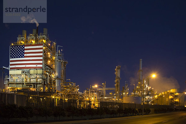 Eine von BP betriebene Ölraffinerie mit einer riesigen amerikanischen Flagge  Wilmington  Kalifornien  USA