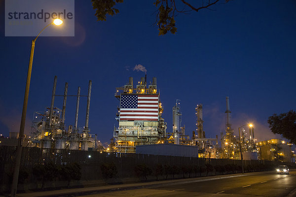 Eine von BP betriebene Ölraffinerie mit einer riesigen amerikanischen Flagge  Wilmington  Kalifornien  USA