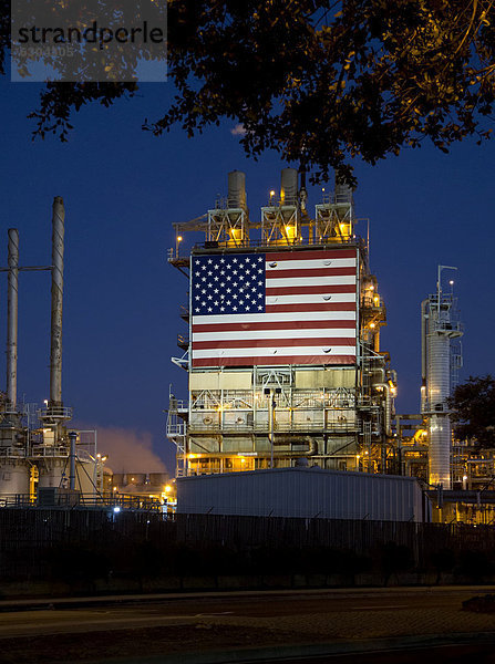 Eine von BP betriebene Ölraffinerie mit einer riesigen amerikanischen Flagge  Wilmington  Kalifornien  USA