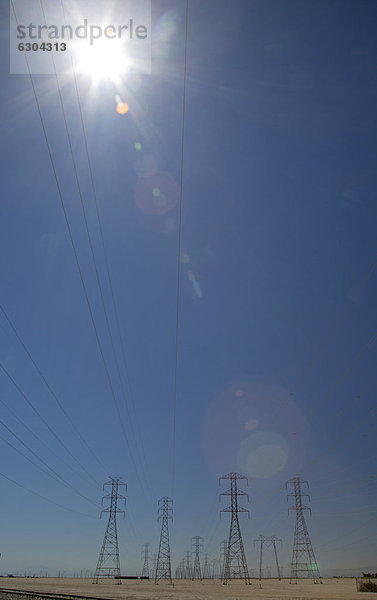 Elektrische Leitungen  Hochspannungsmaste  San Joaquin Valley  Buttonwillow  Kalifornien  USA