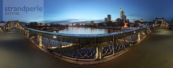 Skyline von Frankfurt am Main vom Eisernen Steg am Abend  Deutschland