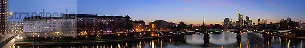 Skyline von Frankfurt am Main mit Ignatz-Bubis-Brücke am Abend  Deutschland