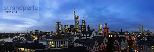 Skyline von Frankfurt am Main am Abend  Deutschland