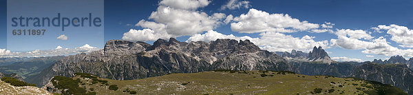 Berglandschaft mit Drei Zinnen  Dolomiten  Südtirol  Italien