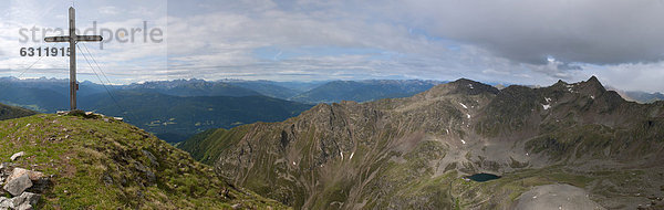 Berglandschaft mit Gipfelkreuz  Zillertaler Alpen  Südtirol  Italien