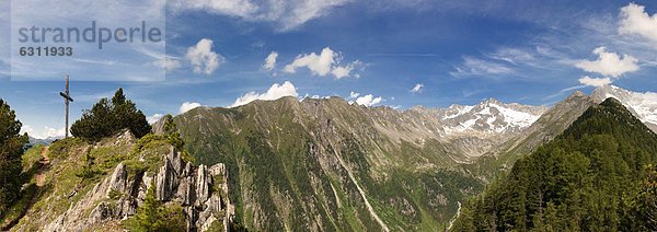 Berglandschaft mit Gipfelkreuz und Großem Löffler  Zillertaler Alpen  Südtirol  Italien