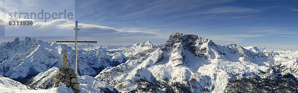 Winterlandschaft im Naturpark Fanes-Sennes-Prags  Dolomiten  Südtirol  Italien