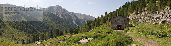 Almhütte in den Zillertaler Alpen  Südtirol  Italien