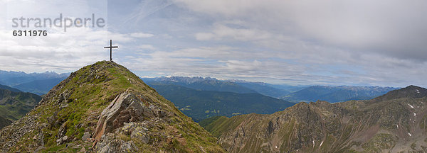Gipfelkreuz auf der Kempspitze  Zillertaler Alpen  Südtirol  Italien