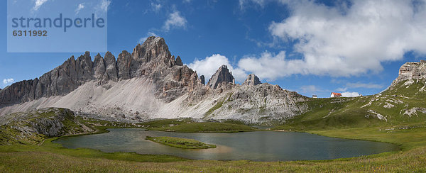 Berglandschaft mit Drei Zinnen und Bergsee  Dolomiten  Südtirol  Italien