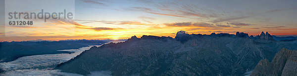 Sonnenaufgang in den Dolomiten  Südtirol  Italien