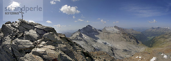 Gipfel und Gipfelkreuz im Naturpark Rieserferner-Ahrn  Dolomiten  Südtirol  Italien