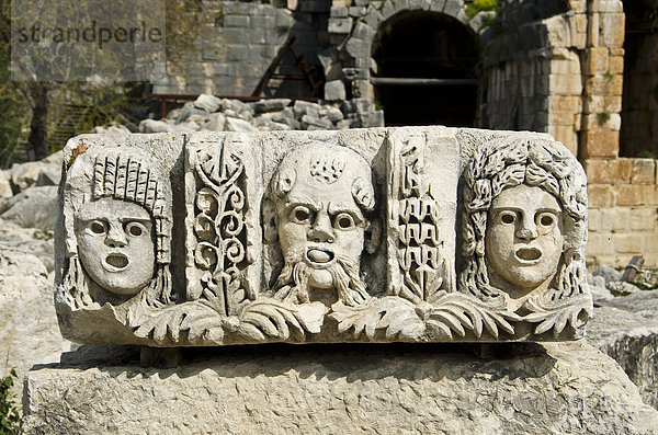 Antike steinerne Theatermasken in Myra  Türkei