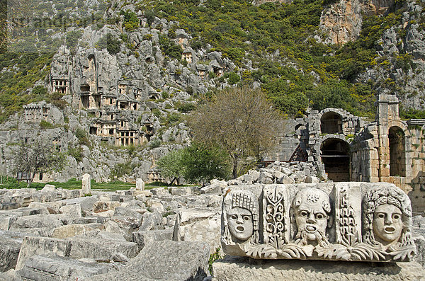 Felsengräber und steinerne Theatermasken in Myra  Türkei