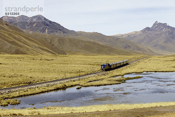 Zug un Berg Chimboya  Anden  Peru  Südamerika  Amerika