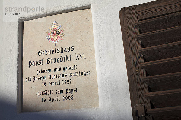 Plakette am Geburtshaus von Papst Benedikt XVI.  Marktl am Inn  Bayern  Deutschland  Europa
