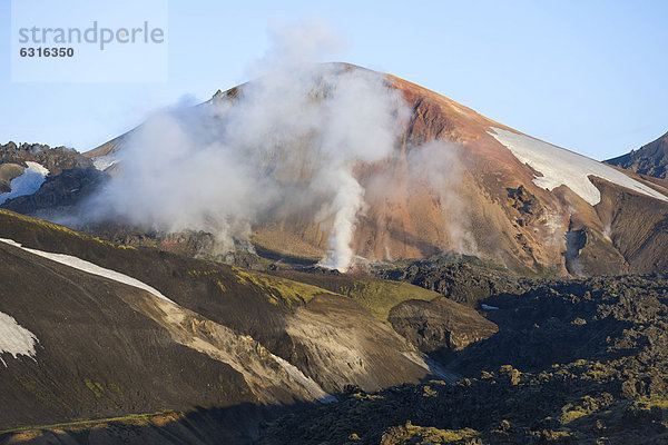 Blick vom Vulkan Bl·hn_kur auf Vulkan Brennisteinsalda und Lavafeld Laugahraun  Rhyolith-Berge  Hochtemperaturgebiet  Landmannalaugar  Fjallabak Naturschutzgebiet  Hochland  Island  Europa