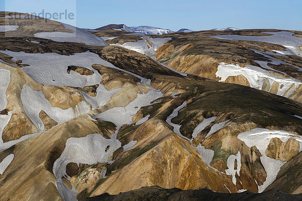Blick vom Vulkan Bl·hn_kur auf schneebedeckte Rhyolith-Berge  Landmannalaugar  Fjallabak Naturschutzgebiet  Hochland  Island  Europa