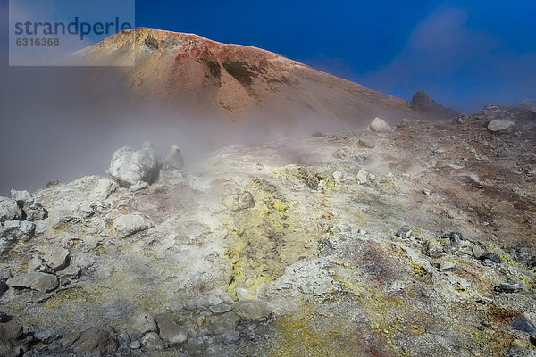 Schwefelfeld oder Schwefelquelle  Vulkan Brennisteinsalda und Lavafeld Laugahraun  Hochtemperaturgebiet  Rhyolith-Berge  Landmannalaugar  Fjallabak Naturschutzgebiet  Hochland  Island  Europa