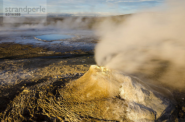 Blauwasserbecken  heiße Quelle Bl·hver  dampfende heiße Quelle Öskjuhöll oder ÖskurhÛlhver  Hochtemperaturgebiet oder Geothermalgebiet Hveravellir  Hochland  Island  Europa