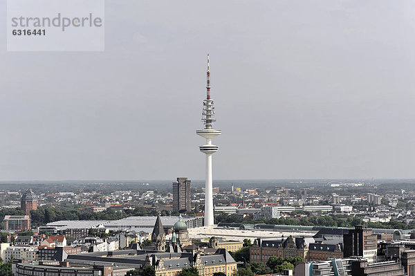 Stadtansicht mit Fernsehturm  Blick vom Michel  Michaelis-Kirche  auf Hansestadt Hamburg  Deutschland  Europa