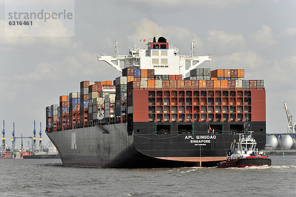 APL QINGDAO Containerschiff 349 m lang  Baujahr 2012  beim Einlaufen  Hamburger Hafen  Hansestadt Hamburg  Deutschland  Europa