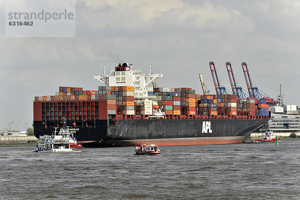APL QINGDAO Containerschiff 349 m lang  Baujahr 2012  beim Einlaufen  Hamburger Hafen  Hansestadt Hamburg  Deutschland  Europa