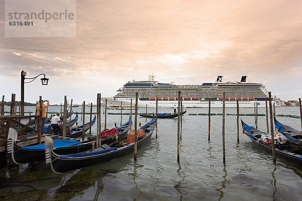 Europa frontal Schiff Gondel Gondola Kreuzfahrtschiff Italien Venedig