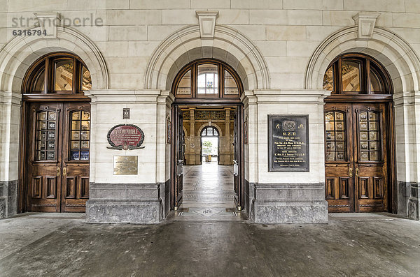 Eingangstore  historisches Bahnhofsgebäude  Dunedin  Südinsel  Neuseeland  Ozeanien