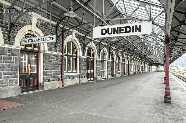 Bahnsteig  historisches Bahnhofsgebäude  Dunedin  Südinsel  Neuseeland  Ozeanien