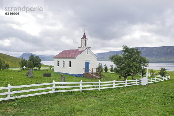 Kleine Kirche in Hrafnseyri  Westfjorde  Island  Europa