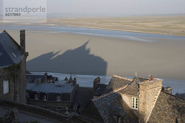 Dächer und Schattenbild von Mont Saint-Michel  Wattenmeer bei Ebbe  Basse-Normandie  Frankreich  Europa