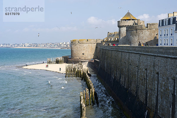 Stadtmauer am Meer  Saint-Malo  Bretagne  Frankreich  Europa