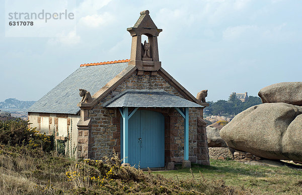 Kapelle St. Guirec zwischen Felsen  Wanderweg Sentier des Douaniers  Ploumanac'h  Cote de Granit Rose  Bretagne  Frankreich  Europa