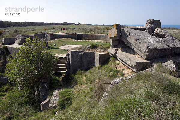 Zerstörter Bunker an der Erinnerungsstätte Pointe du Hoc  Omaha Beach  Basse-Normandie  Frankreich  Europa
