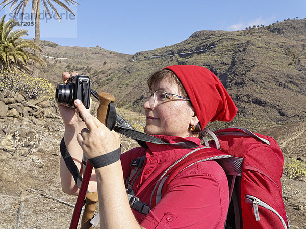 Wanderin fotografiert mit Kompakt-Digitalkamera  Barranco de la Guancha  La Gomera  Kanarische Inseln  Kanaren  Spanien  Europa