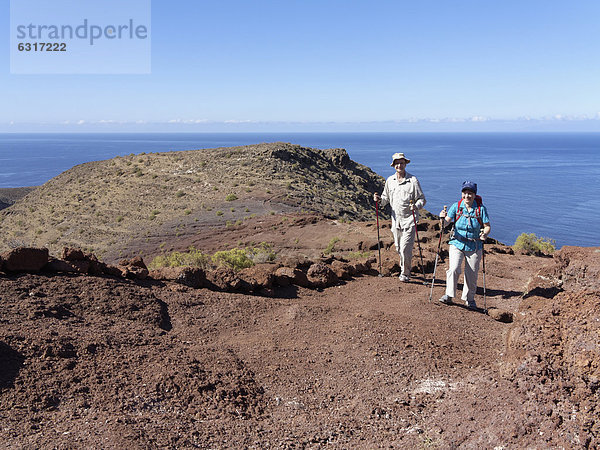 Wanderer am Sendero Quise  AlajerÛ  La Gomera  Kanarische Inseln  Kanaren  Spanien  Europa