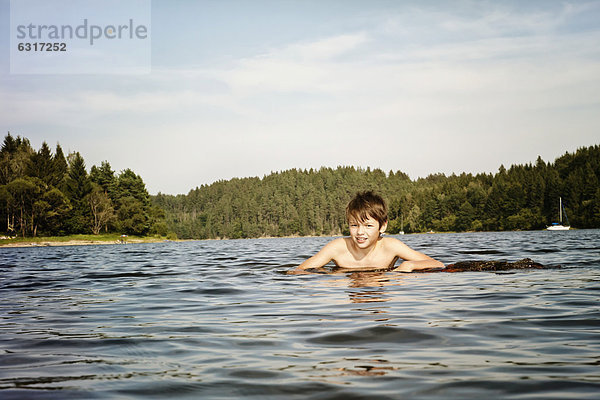 Junge in einem See