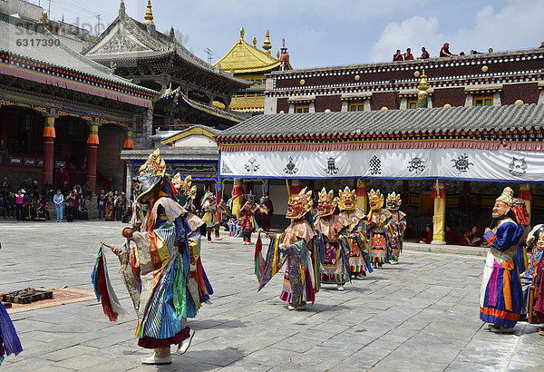 Tibetischer Buddhismus  religiöser Maskentanz Cham Tanz im bedeutenden Gelugpa Kloster Kumbum  Ta'er Kloster  Huangzhong  Xinning  Qinghai  ehemals Amdo  Tibet  China  Asien