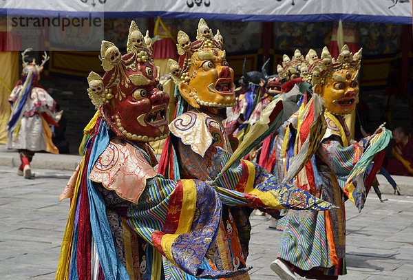 Tibetischer Buddhismus  religiöser Maskentanz Cham Tanz im bedeutenden Gelugpa Kloster Kumbum  Ta'er Kloster  Huangzhong  Xinning  Qinghai  ehemals Amdo  Tibet  China  Asien